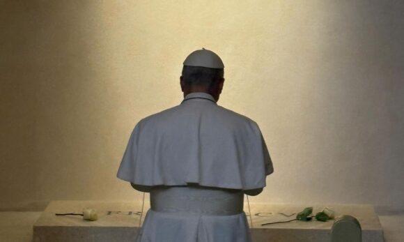 Leão XIV reza diante do túmulo do Papa Francisco