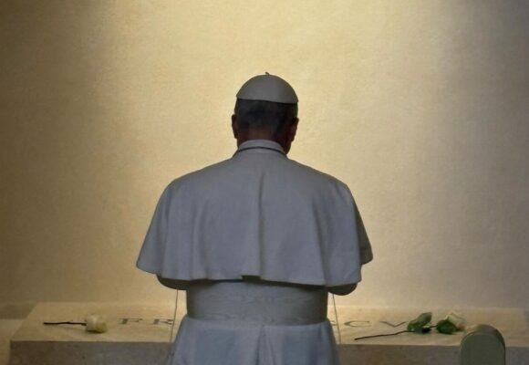 Leão XIV reza diante do túmulo do Papa Francisco