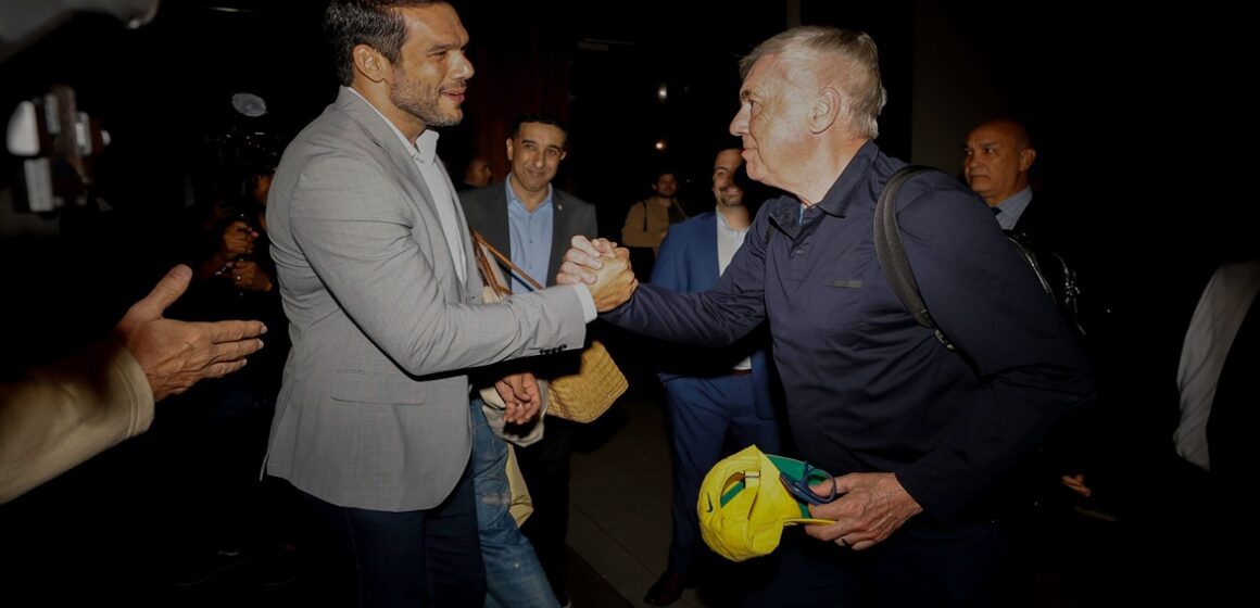 Ancelotti é recebido com festa da torcida na sede da CBF