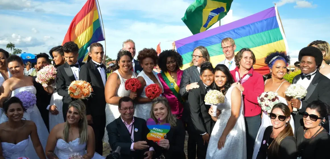 Casamento entre mulheres atinge recorde no Brasil em 2023, aponta IBGE
