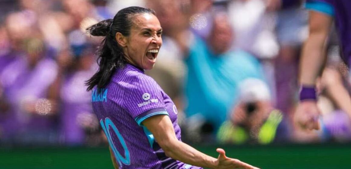 Federação internacional elege Marta como a melhor jogadora da história do futebol feminino