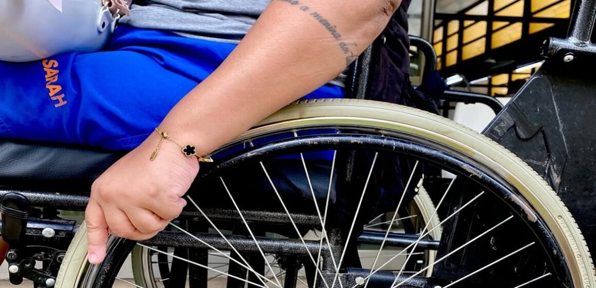 No Espírito Santo, jovem espreme furúnculo, fica paraplégica e quase morre