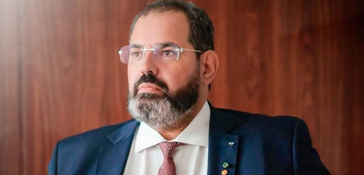 Dr. Eduardo Werneck aponta os sintomas do câncer de mama
