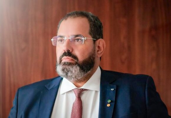 Dr. Eduardo Werneck aponta os sintomas do câncer de mama