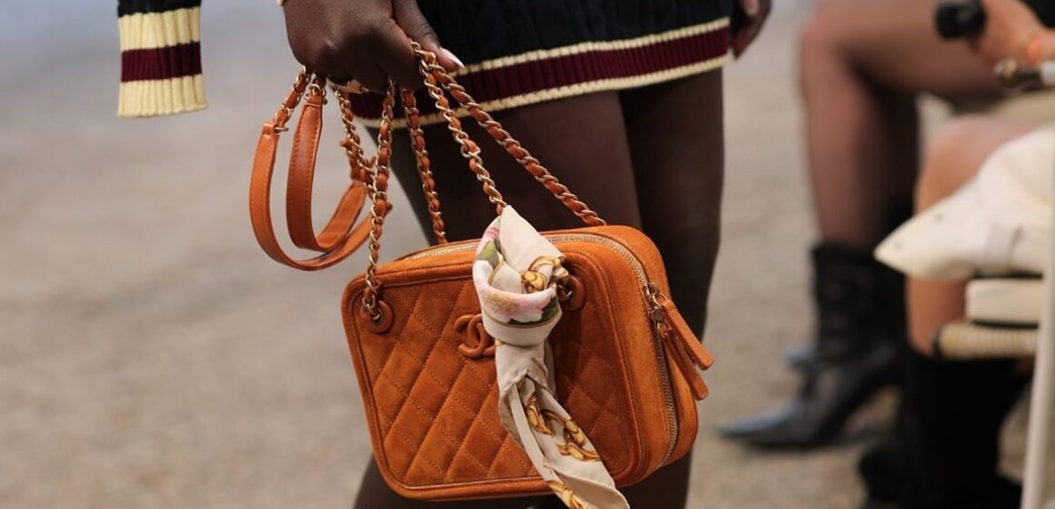 Desfile Cruise da Chanel é realizado com bolsas roubando a cena