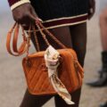 Desfile Cruise da Chanel é realizado com bolsas roubando a cena