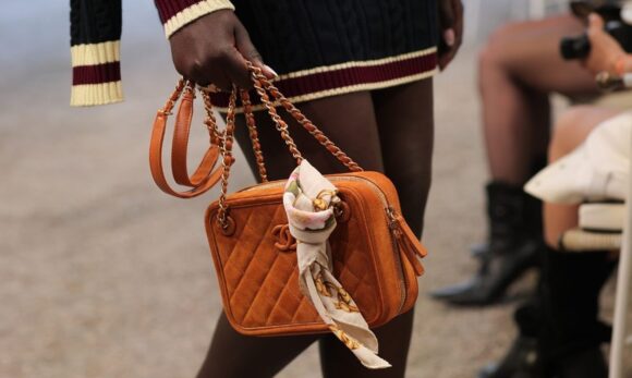 Desfile Cruise da Chanel é realizado com bolsas roubando a cena