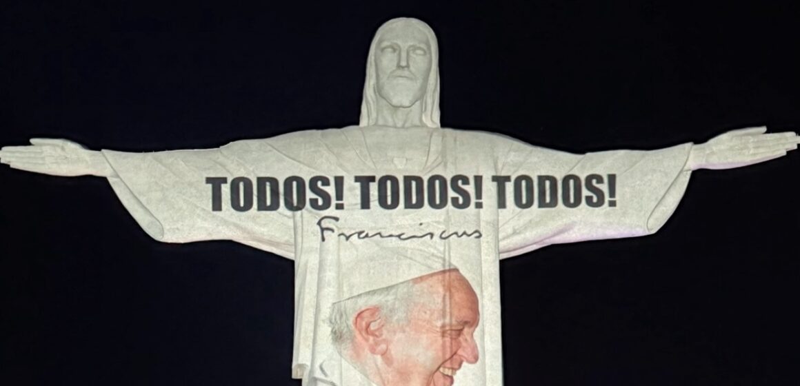 Cristo Redentor projeta frase e imagem do Papa Francisco marcando fim dos dias de luto