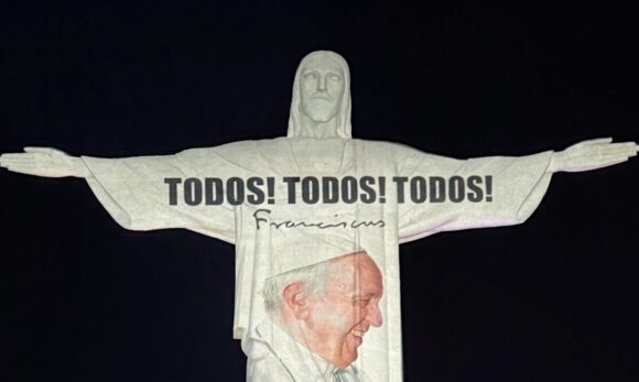 Cristo Redentor projeta frase e imagem do Papa Francisco marcando fim dos dias de luto