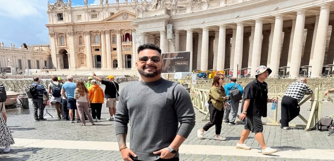 DJ Assayag acompanha na Praça São Pedro, no Vaticano, o conclave que elegeu Papa Leão XIV