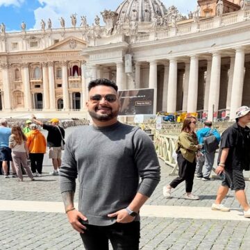 DJ Assayag acompanha na Praça São Pedro, no Vaticano, o conclave que elegeu Papa Leão XIV