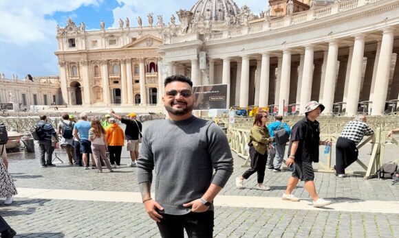 DJ Assayag acompanha na Praça São Pedro, no Vaticano, o conclave que elegeu Papa Leão XIV
