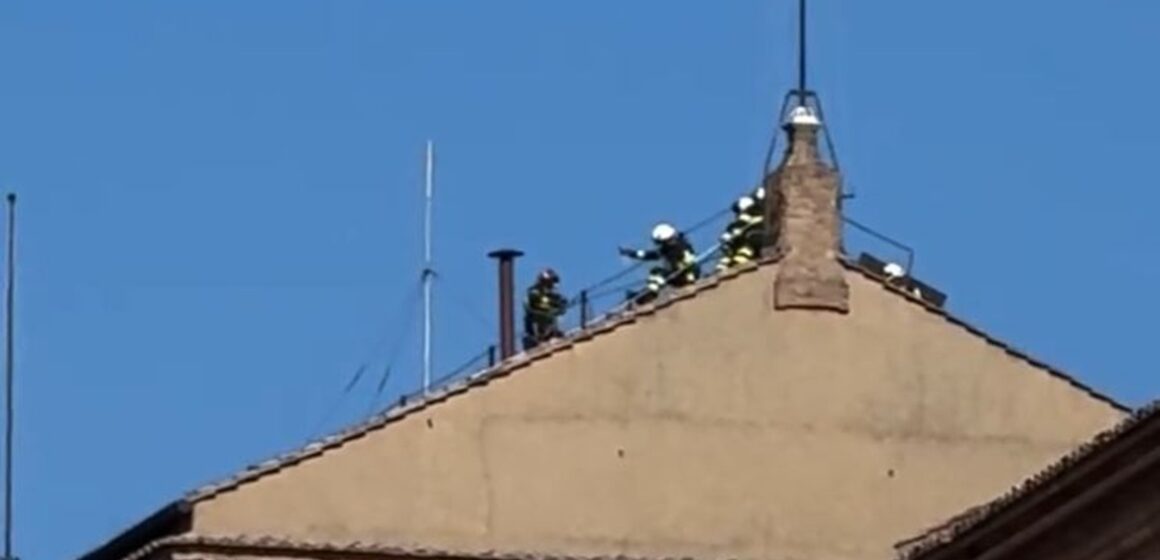 Chaminé é instalada sobre a Capela Sistina pelo Vaticano para o Conclave