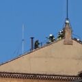 Chaminé é instalada sobre a Capela Sistina pelo Vaticano para o Conclave