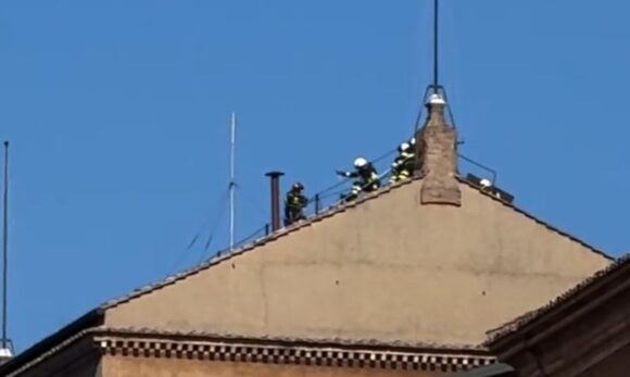 Chaminé é instalada sobre a Capela Sistina pelo Vaticano para o Conclave