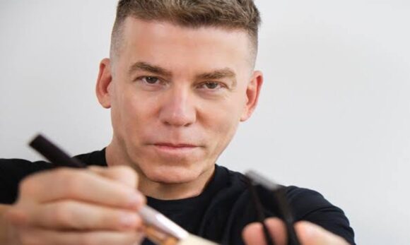 Marcos Costa aposta em maquiagens ousadas e coloridas para a temporada de shows