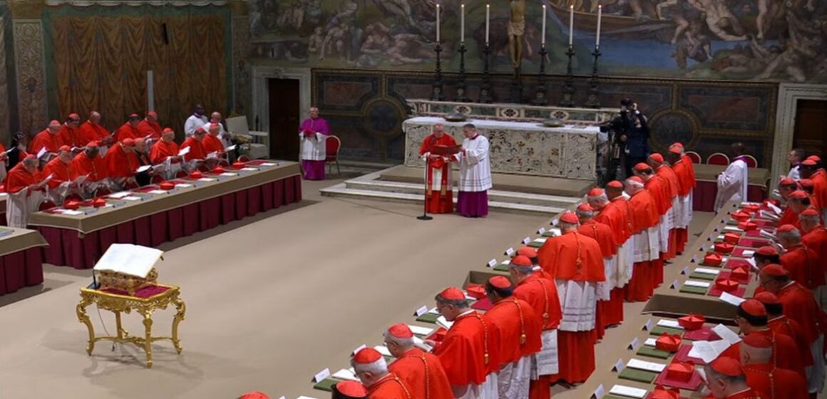 ‘Extra omnes’, ou ‘Todos para fora’ é proclamado e inicia o Conclave na Capela Sistina
