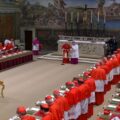 ‘Extra omnes’, ou ‘Todos para fora’ é proclamado e inicia o Conclave na Capela Sistina