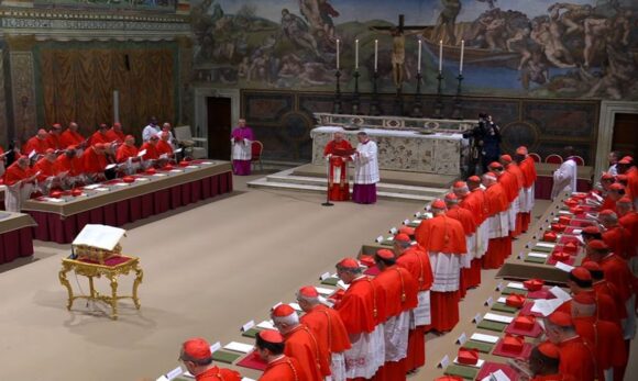 ‘Extra omnes’, ou ‘Todos para fora’ é proclamado e inicia o Conclave na Capela Sistina