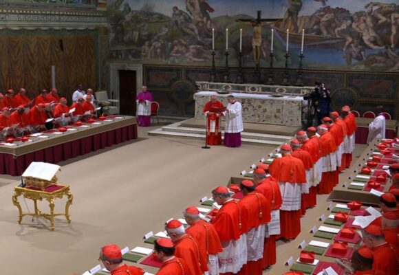 ‘Extra omnes’, ou ‘Todos para fora’ é proclamado e inicia o Conclave na Capela Sistina