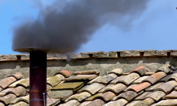 Segundo dia de Conclave inicia com fumaça preta e sem um Papa escolhido