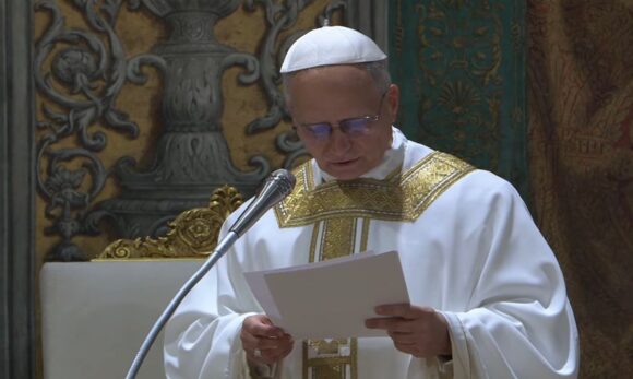 Papa Leão XIV reza sua primeira missa com cardeais na Capela Sistina