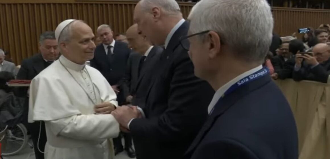 Fim de ‘guerra de palavras’ e libertação de jornalistas presos no mundo são os pedidos do Papa Leão XIV durante encontro