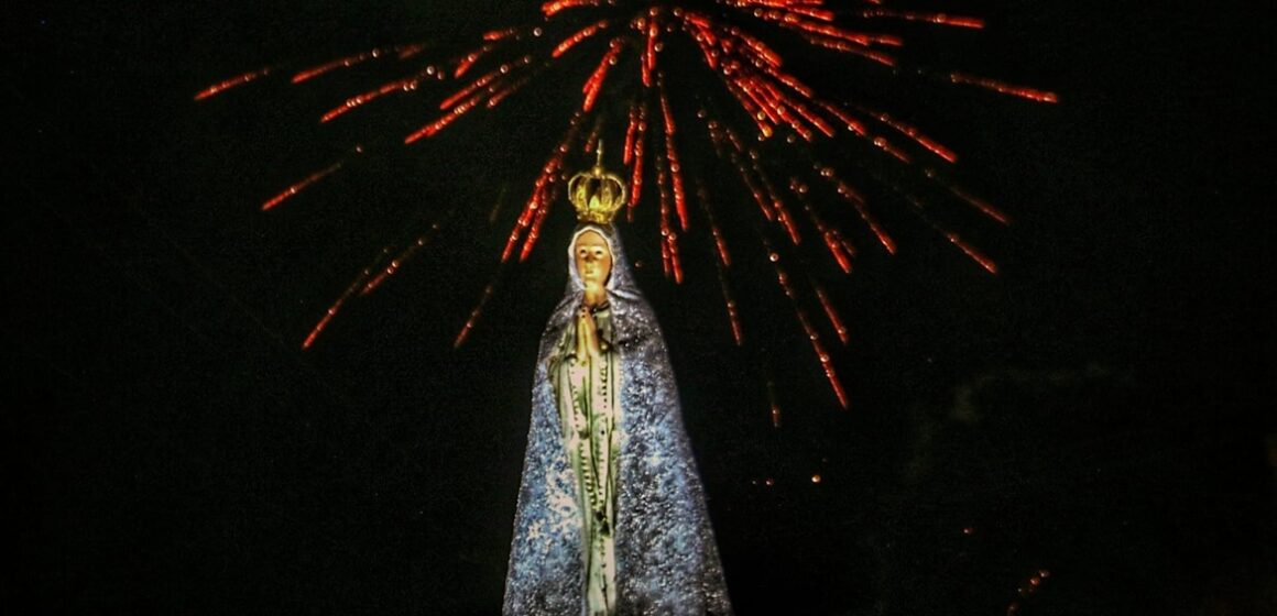 Milhares de fiéis homenageiam Nossa Senhora de Fátima na Procissão das Velas em Belém