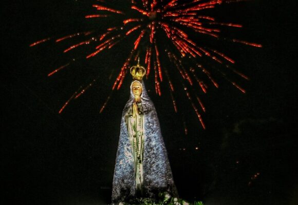 Milhares de fiéis homenageiam Nossa Senhora de Fátima na Procissão das Velas em Belém