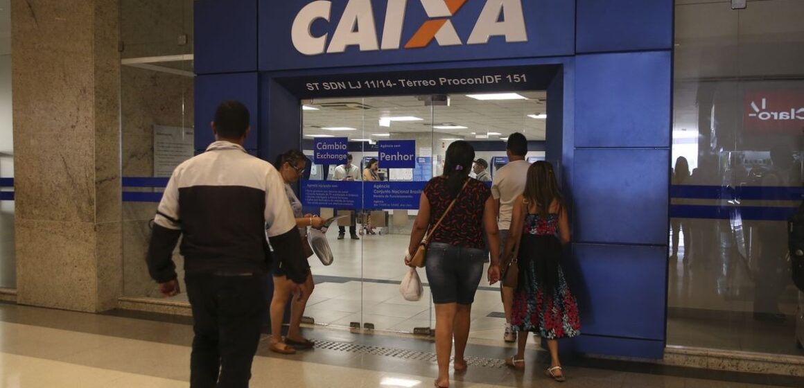 Caixa libera abono salarial para nascidos em maio e junho
