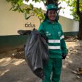 “Me sinto uma heroína”, afirma gari de Belém em dia dedicado à categoria