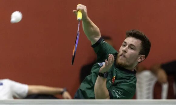Vitor Tavares conquista ouro no Bahrein e mantém sequência vitoriosa no badminton paralímpico