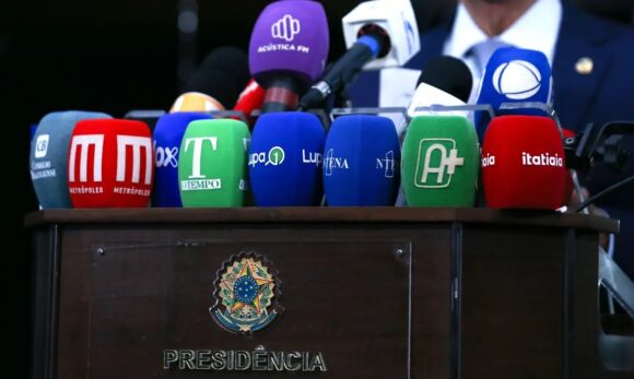 Violência contra jornalistas diminui, mas ainda preocupa, aponta Fenaj
