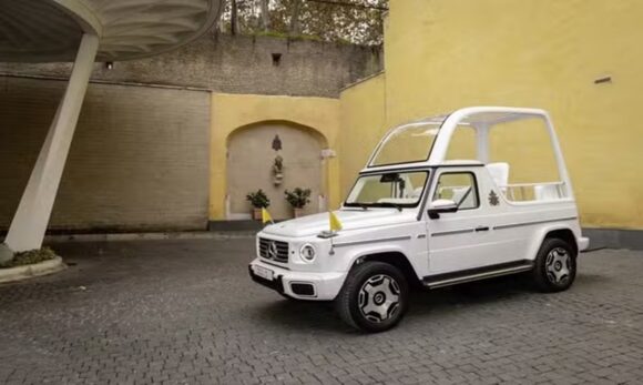Novo Papamóvel elétrico de Leão XIV custa quase R$ 1 milhão