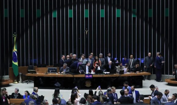 Câmara aprova urgência para projeto que proíbe desconto automático no INSS