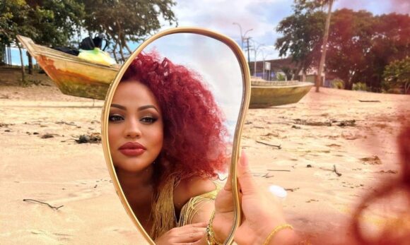 Gaya Veiga lança “Me Desmonta” em clipe que celebra o amor entre opostos