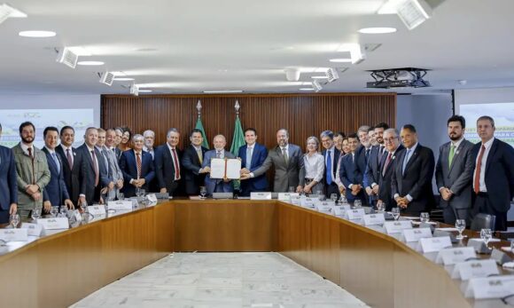 Lula assina MP que amplia tarifa social e libera escolha de fornecedor de energia