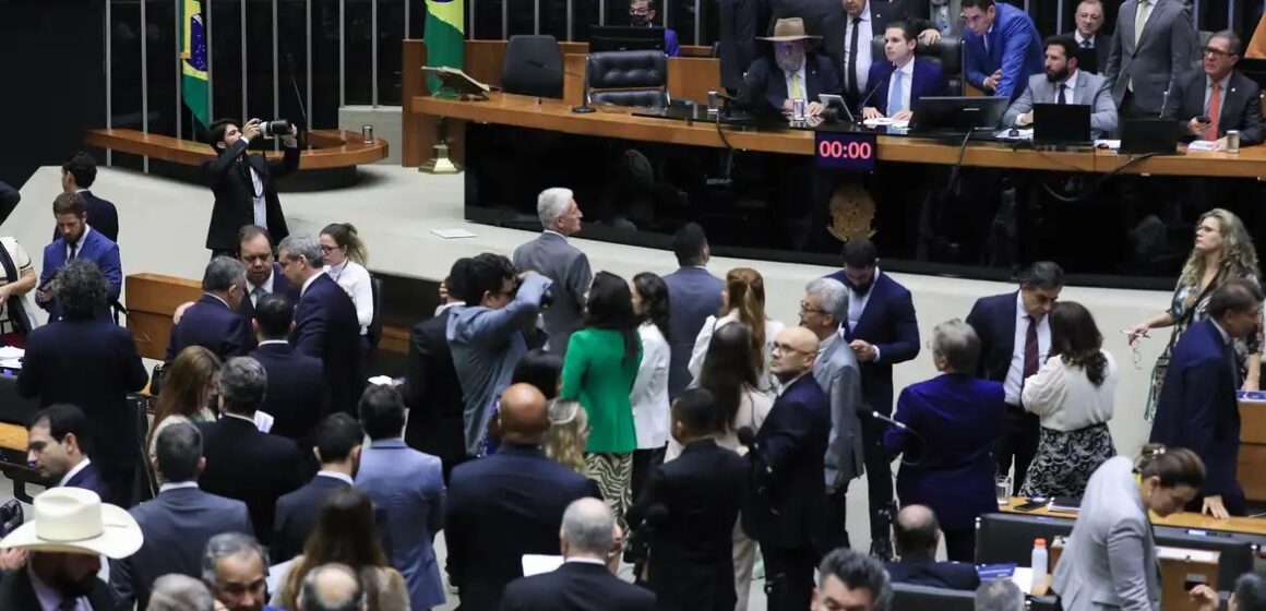 Câmara aprova reajuste salarial para servidores federais, mas adia parte da reestruturação