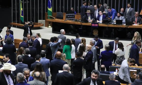 Câmara aprova reajuste salarial para servidores federais, mas adia parte da reestruturação