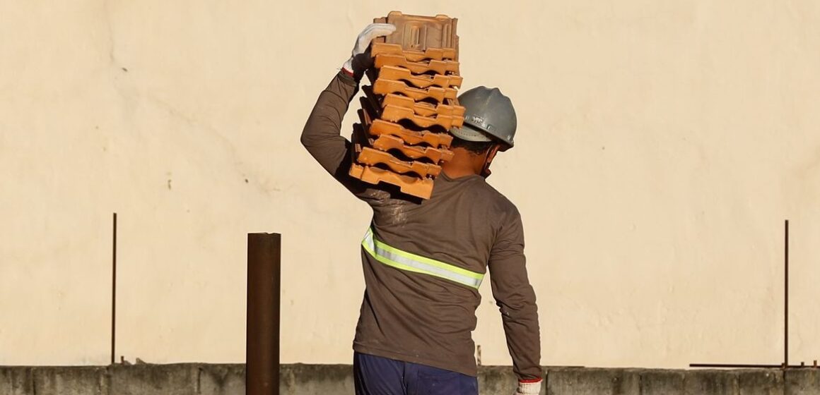 Salários na construção civil caem 22% em uma década, aponta IBGE
