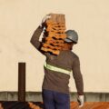 Salários na construção civil caem 22% em uma década, aponta IBGE