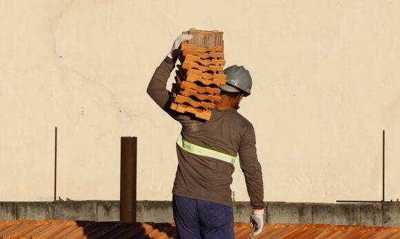 Salários na construção civil caem 22% em uma década, aponta IBGE