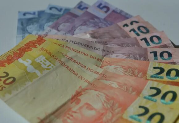 Demanda por crédito empresarial desacelera em março com juros elevados