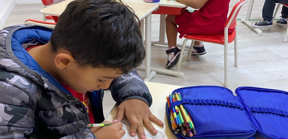 Aprendizado lúdico: como brincadeiras facilitam a imersão no inglês na infância