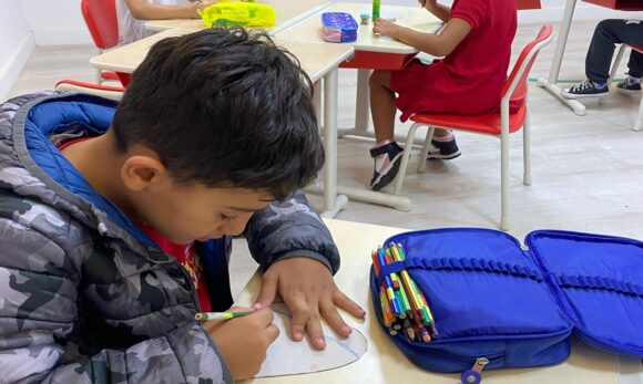 Aprendizado lúdico: como brincadeiras facilitam a imersão no inglês na infância