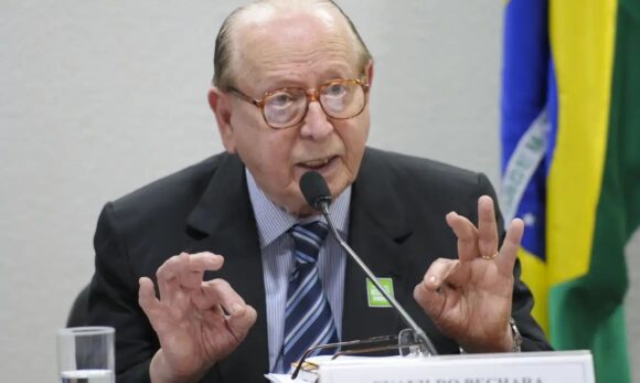 Morre aos 97 anos Evanildo Bechara, referência da gramática portuguesa