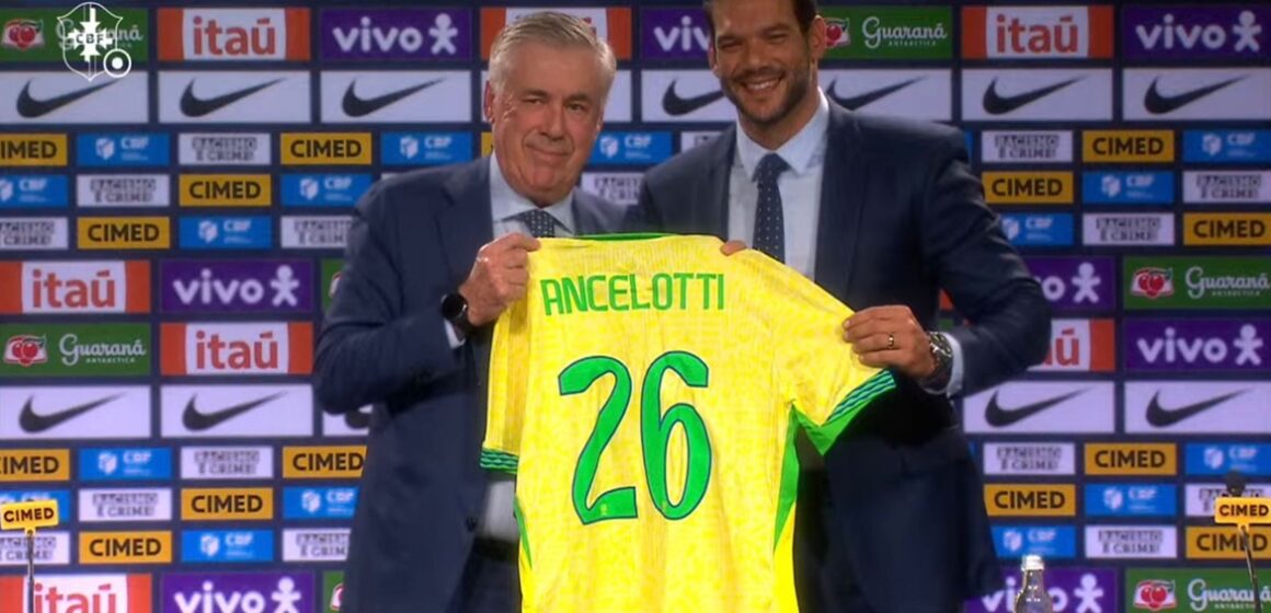Felipão entrega camisa branca para Ancelotti e presidente da CBF a camisa 26