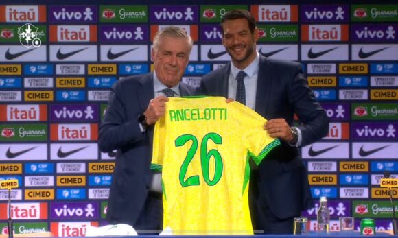 Felipão entrega camisa branca para Ancelotti e presidente da CBF a camisa 26