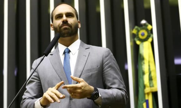 Moraes abre inquérito para investigar Eduardo Bolsonaro por suposta interferência internacional