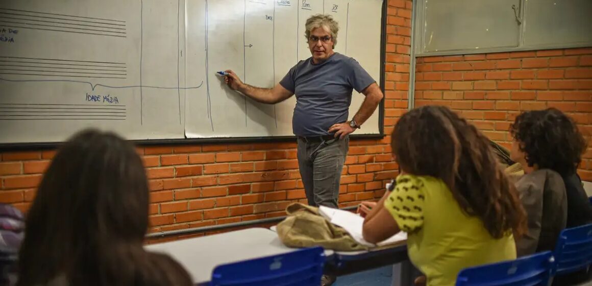 Estudantes nascidos em março e abril recebem parcela de R$ 200 do Pé-de-Meia